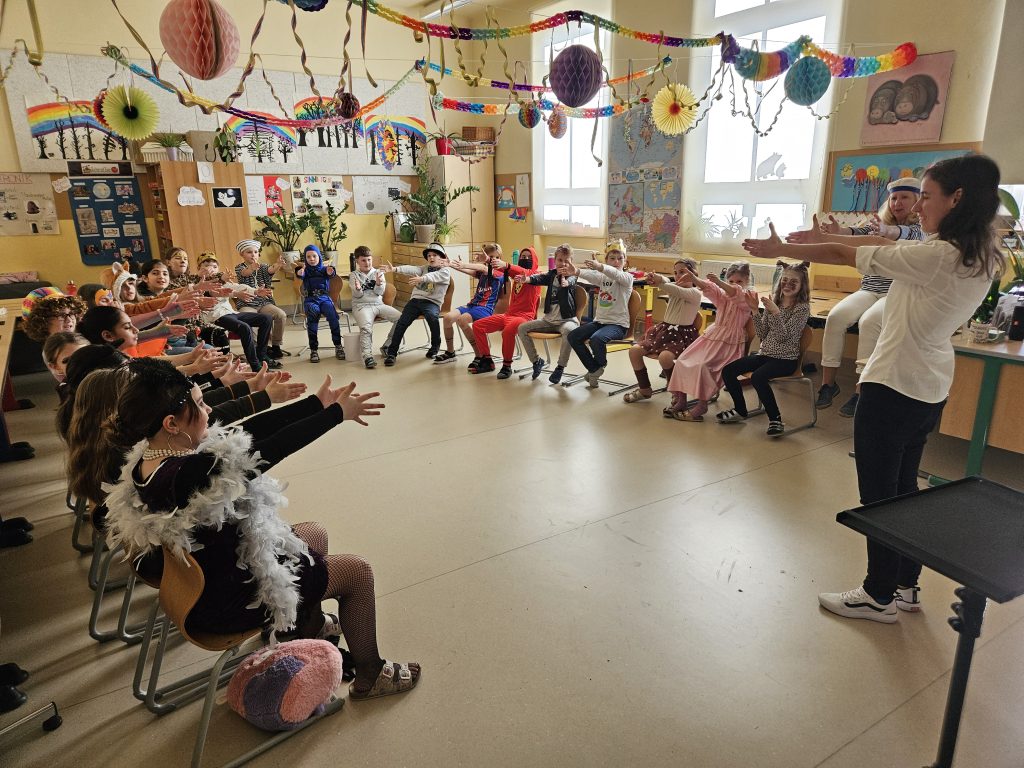 Zaubershow beim Faschingsfest in einer Volksschule