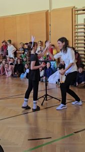 Zauberin Diana bei einer Zaubershow in der Turnhalle einer Volksschule