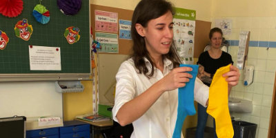 Diana zaubert mit bunten Socken für Kinder