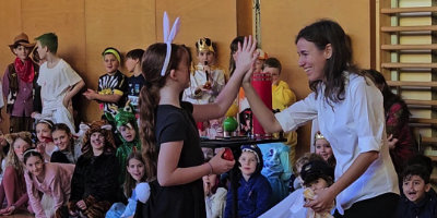 Kinderzauberer mit Kindern auf einer Party - ein Erlebnis für alle Kinder
