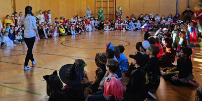 Kinderzauberer mit einem Zauberstab als Preis