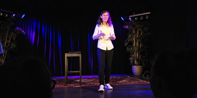 Diana bei ihrer Comedy-Zaubershow auf der Bühne