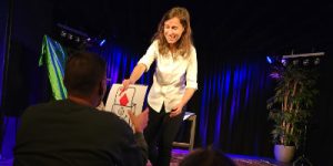 Diana bei einer Bühnenshow mit einem Zuschauer aus dem Publikum