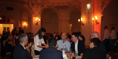 Close-Up-Magie an den Tischen bei einer Feier im festlichen Saal