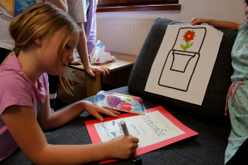Kinderzauberer mit Kindern auf einer Party - ein Erlebnis für alle Kinder