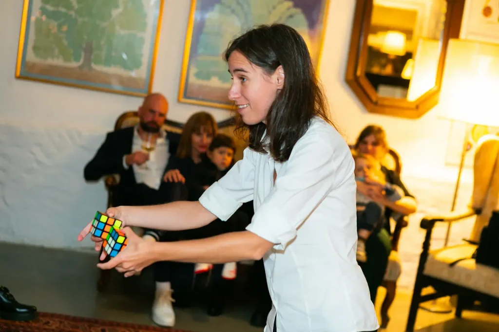 Diana zeigt dem Publikum einen Trick mit dem Zauberwürfel