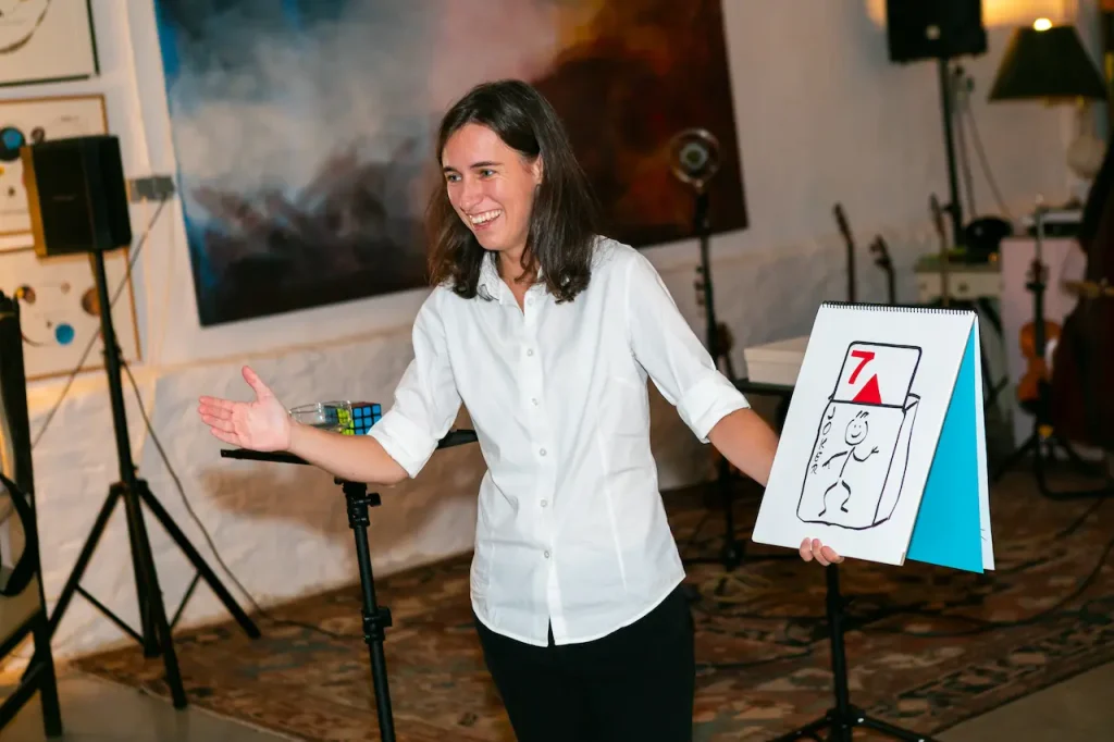 Diana präsentiert einen Kartentrick mit großer Spielkarte